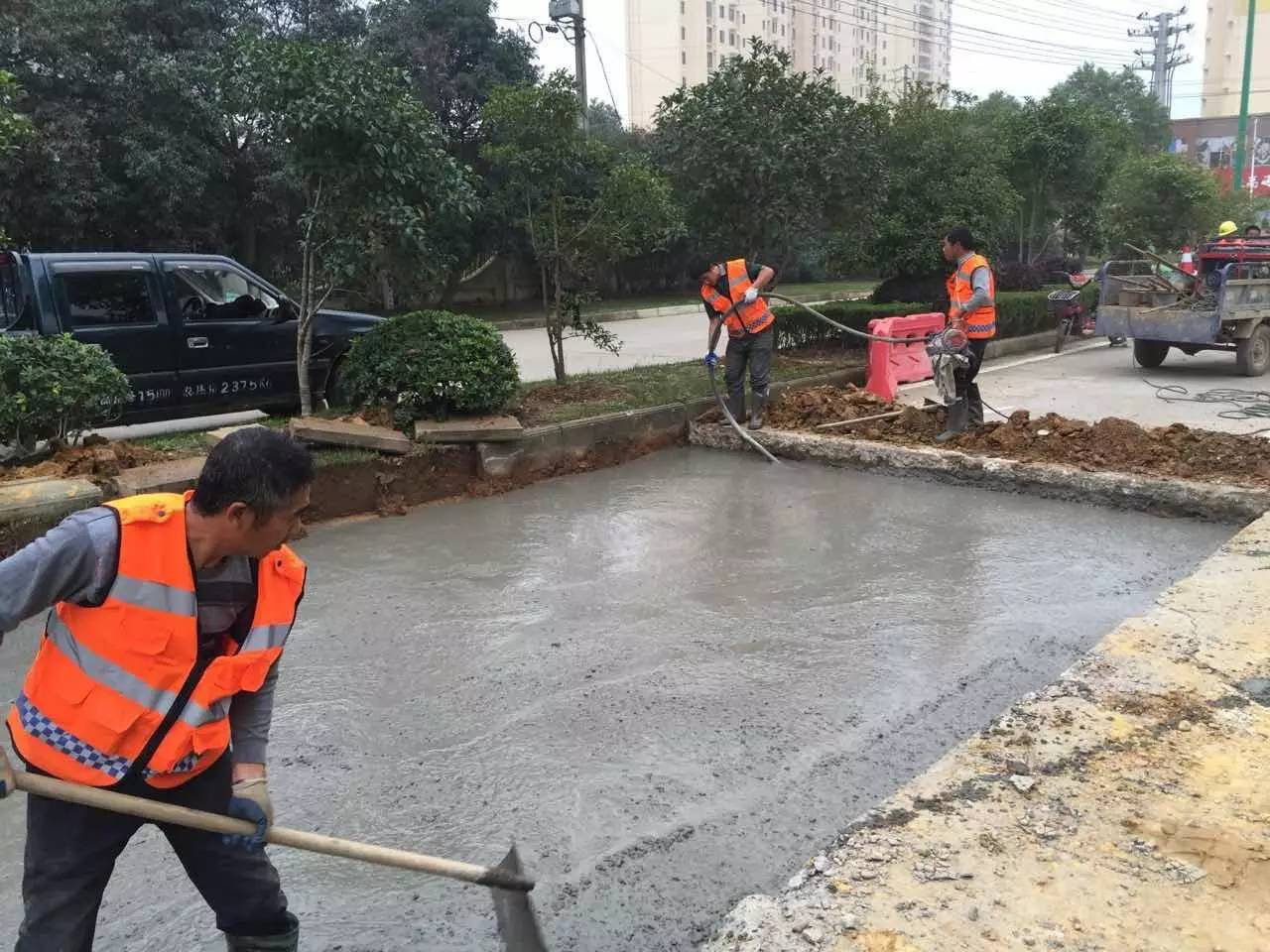修缮道路惠民生&mdash;&mdash;菊圃路路面局部修补紧张进行中