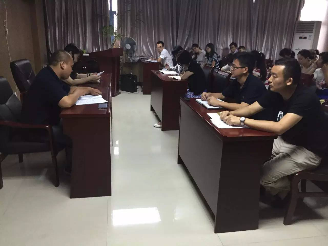 乐鱼网站官方站登录入口-乐鱼online（中国）
组织传达学习关于我市8起&ldquo;违插&rdquo;典型案例的通报》