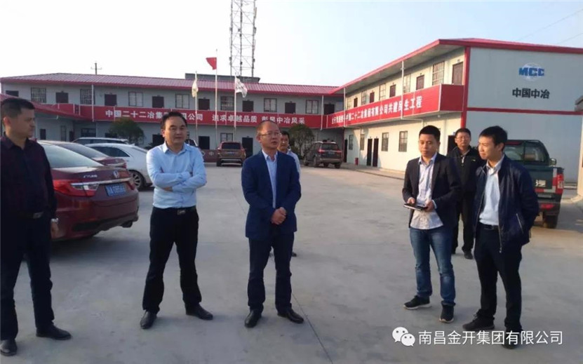 区管委会副调研员、住建局局长饶海鹏现场调度&ldquo;两条路&rdquo;