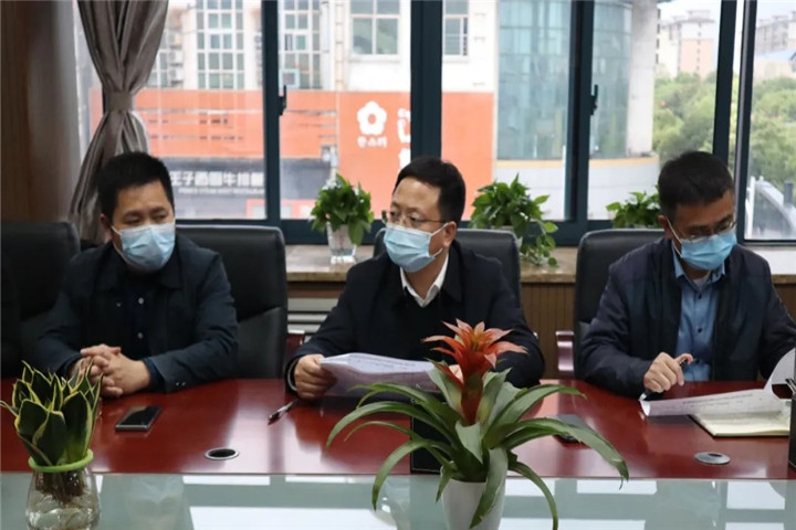 胡许亮主持召开乐鱼网站官方站登录入口-乐鱼online（中国）
临时用地复绿复垦调度会