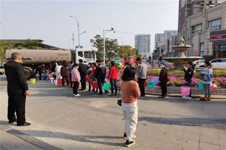 金开乐鱼网站官方站登录入口-乐鱼online（中国）
管护公司为停水居民送上生活用水