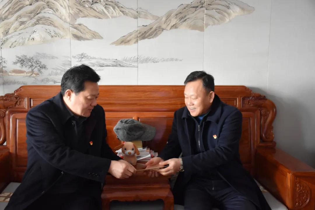 乐鱼网站官方站登录入口-乐鱼online（中国）
党委书记、董事长谢荣华春节前走访慰问退休老党员